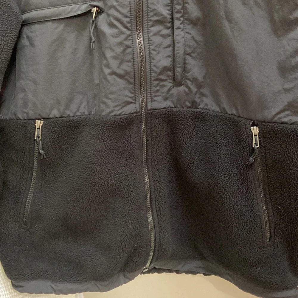 Men’s The North Face black fleece zip up jacket. Polartec recycled. Size medium.